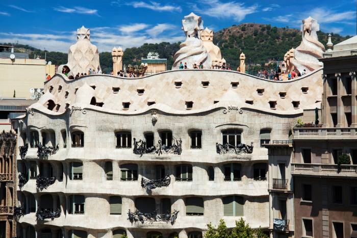 visit pedrera day building facade